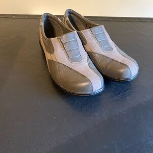Clark Women’s Sleek  Stylish Gray Slip-On Leather Blended Fabric Loafers- Sz 8